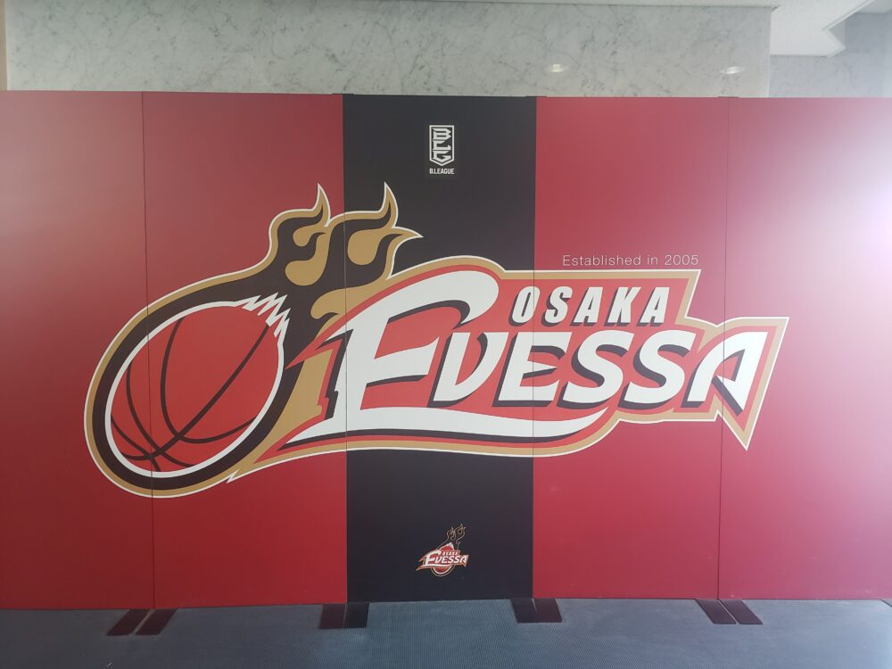 赤色の壁にバスケットボールのデザイン